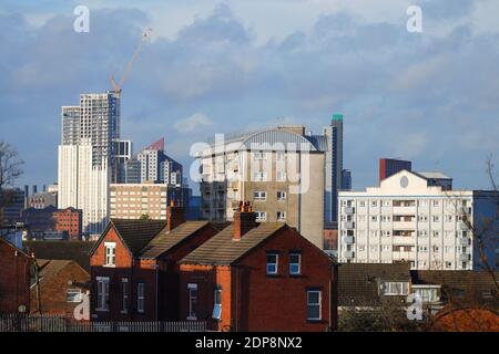 Una vista dall'area di Burmantofts di Leeds, guardando verso Altus House, il nuovo edificio più alto dello Yorkshire a 116 m. Foto Stock