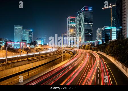 Traffico notturno nella città di Tel Aviv Foto Stock