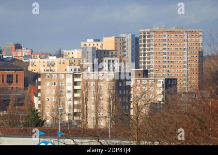 Un gruppo di vecchi e moderni blocchi di appartamenti a Little London, Leeds. Foto Stock