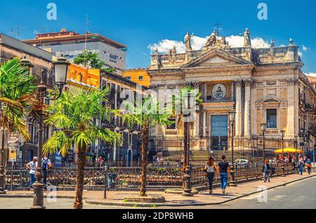 Italia, Catania, 12 maggio 2018: Anfiteatro Romano Anfiteatro Romano e Chiesa San Biagio in chiesa di Sant'Agata alla Fornace in piazza Stesicoro Foto Stock