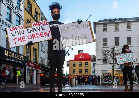 Cork, Irlanda. 19 dicembre 2020. Una piccola protesta si è svolta oggi nella Grand Parade di Cork, chiedendo giustizia per il massacro di Lekki che si è svolto a Lagos, in Nigeria, il 20 ottobre 2020. I nigeriani stavano protestando contro la brutalità della polizia quando ufficiali dell'esercito nigeriano avrebbero aperto il fuoco sui manifestanti, causando più morti. Oggi a Cork si è protestato Angela Akinwunmi, Douglas. Credit: AG News/Alamy Live News Foto Stock