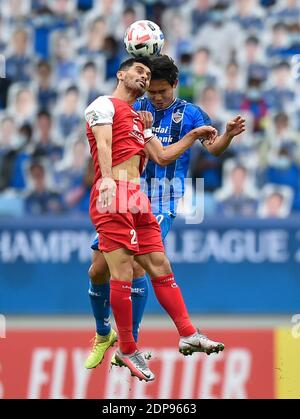 Doha. 19 dicembre 2020. Yoon bit-Garam (R) del FC Ulsan Hyundai vies con Omid Alishah del Persepolis FC durante la partita finale tra Ulsan Hyundai FC della Corea del Sud e Persepolis FC dell'Iran alla AFC Champions League 2020 a Doha, capitale del Qatar, 19 dicembre 2020. Credit: Nikku/Xinhua/Alamy Live News Foto Stock