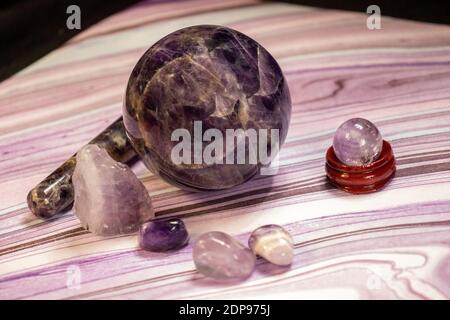 Diverse forme, dimensioni e tagli di cristallo ametista . Foto di alta qualità Foto Stock