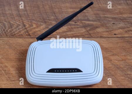 Router wireless Wi-Fi su tavolo di legno marrone. Oggetto isolato. Foto Stock