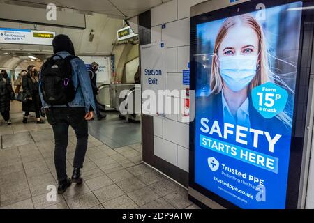 Londra, Regno Unito. 14 dicembre 2020. La sicurezza inizia qui, DPI per 15p una maschera da DPI fidati - la metropolitana diventa più affollato come il secondo blocco di Coronavirus è terminato e il Natale costruire è in corso - tuttavia un livello più elevato di restroctions sembra essere sulla strada. Coloro che viaggiano per lo più indossare maschere dopo essere diventati obbligatori sui trasporti pubblici. Credit: Guy Bell/Alamy Live News Foto Stock