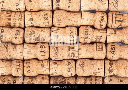 Mosca, Russia, 23 novembre 2020: File di tappi di champagne da vicino come sfondo. Tessuto di sughero Champagne. Vista dall'alto. Foto Stock