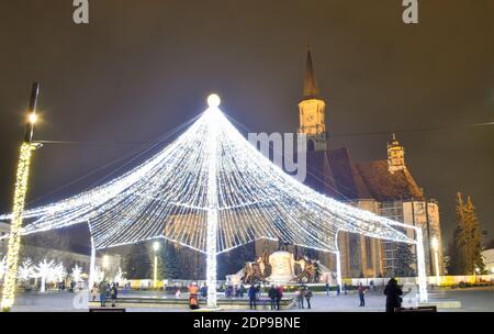 Cluj-Napoca di notte durante i tempi di Natale, 2020 Foto Stock