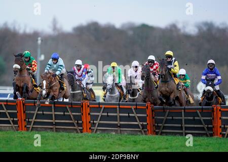 Tom o'Brien a cavallo non così Sleepy (secondo a sinistra) libera l'ultimo a vincere il Trofeo Betfair Exchange durante il sabato del weekend di corse di dicembre all'ippodromo di Ascot. Foto Stock