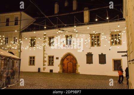 Cluj-Napoca di notte durante i tempi di Natale, 2020 Foto Stock