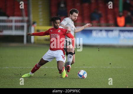 Swindon, Regno Unito. 19 dicembre 2020. Akinwale Odimayo di Swindon Town e Alex Gilbey di Charlton Athletic durante la partita EFL Sky Bet League 1 tra Swindon Town e Charlton Athletic al County Ground, Swindon, Inghilterra, il 19 dicembre 2020. Foto di Dave Peters. Solo per uso editoriale, è richiesta una licenza per uso commerciale. Nessun utilizzo nelle scommesse, nei giochi o nelle pubblicazioni di un singolo club/campionato/giocatore. Credit: UK Sports Pics Ltd/Alamy Live News Foto Stock