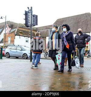Epsom Surrey, Londra UK, dicembre 19 2020, acquirenti o persone che indossano maschere o rivestimenti protettivi durante il COVID-19 Pandemic Foto Stock