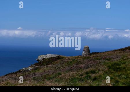 Un semplice monumento ai 29 morti perduti nel 1994 in RAF Chinook Helicopter ZD576 Crash, vicino al faro di Mull of Kintyre, Argyll, Scozia Foto Stock