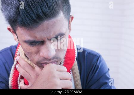 giovane asiatico tosse e starnuti da vicino Foto Stock