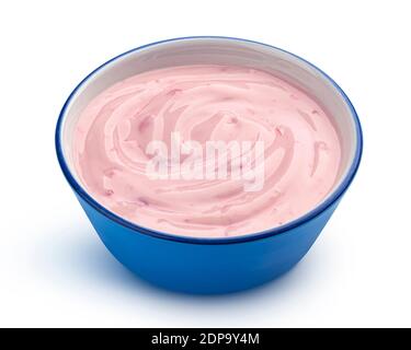 Yogurt alla fragola isolato su sfondo bianco Foto Stock