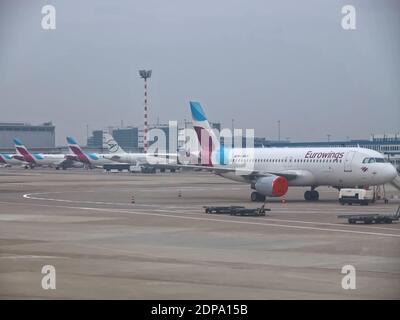 Fila di aerei Eurowings all'aeroporto di Duesseldorf in posizione di parcheggio Durante la pandemia di Covid-19 Foto Stock