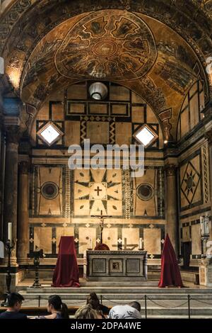 Bella vista dell'abside, conosciuta come la scarsella, e dell'altare maggiore all'interno del famoso Battistero di San Giovanni a Firenze. L'attuale altare in... Foto Stock