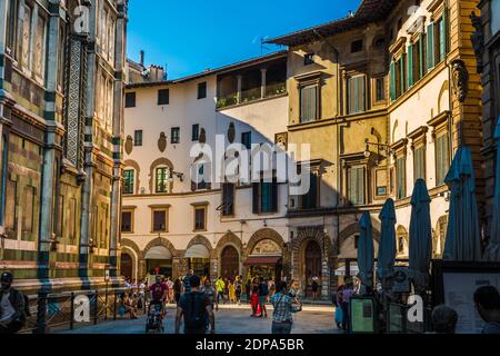 Splendida vista sulle persone che camminano lungo il versante nord ombreggiato della famosa Cattedrale di Firenze Santa Maria del Fiore in una giornata di sole in Piazza... Foto Stock