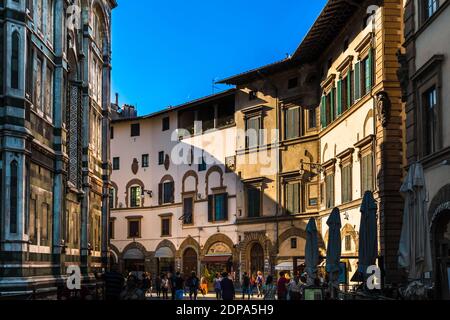 Splendida vista su Piazza del Duomo, all'ombra del fianco nord della famosa Cattedrale di Firenze Santa Maria del Fiore, con negozi e ristoranti... Foto Stock