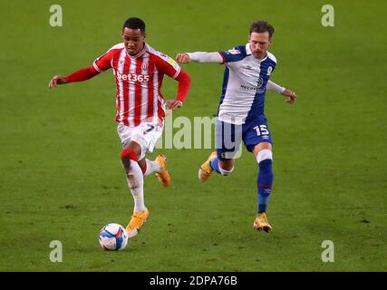 Tom Ince di Stoke City (a sinistra) e Barry Douglas di Blackburn Rovers combattono per la palla durante la partita del campionato Sky Bet allo stadio bet365, Stoke-on-Trent. Foto Stock