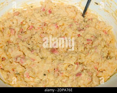 Primo piano di grande ciotola piena di insalata di patate tradizionale, servita in occasione di festa (Natale, Pasqua ecc ..) nella Repubblica Ceca Foto Stock