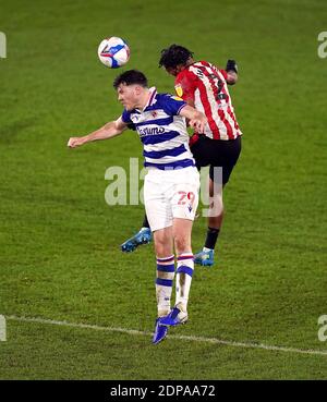 Tom Holmes di Reading (a sinistra) e Dominic Thompson di Brentford combattono per la palla in aria durante la partita del campionato Sky Bet al Brentford Community Stadium di Londra. Foto Stock