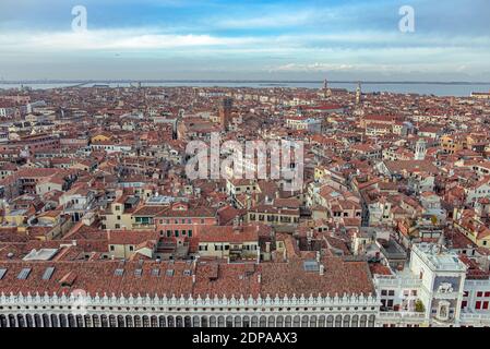 Guardando a nord dal Campanile di San Marco sulla Basilica di San Marco, la torre dell'orologio e i sestieri di San Marco e Castello di Venezia, Veneto, Italia Foto Stock