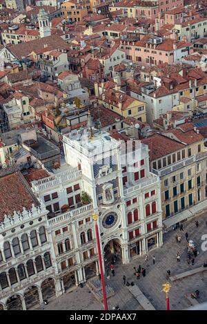 Guardando a nord dal Campanile di San Marco sulla Basilica di San Marco, la torre dell'orologio e i sestieri di San Marco e Castello di Venezia, Veneto, Italia Foto Stock