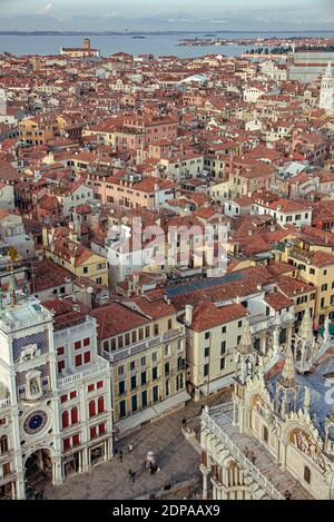 Guardando a nord dal Campanile di San Marco sulla Basilica di San Marco, la torre dell'orologio e i sestieri di San Marco e Castello di Venezia, Veneto, Italia Foto Stock