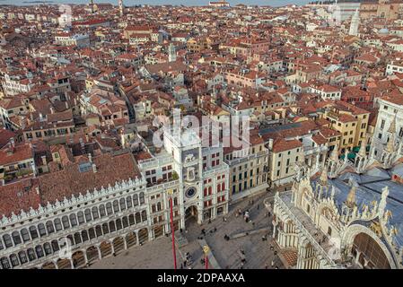 Guardando a nord dal Campanile di San Marco sulla Basilica di San Marco, la torre dell'orologio e i sestieri di San Marco e Castello di Venezia, Veneto, Italia Foto Stock