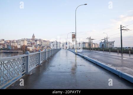 Vista dal Ponte di Galata, Istanbul in Turchia il 6 dicembre 2020. Le strade di Istanbul, che sono vuote a causa del coprifuoco nel fine settimana. Foto Stock