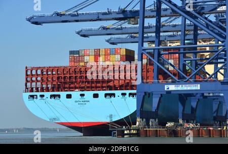 Contenitore grande nave essendo caricati a Felixstowe porta. Foto Stock