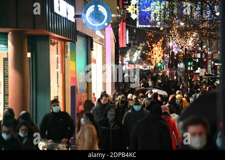 La gente fa shopping su Oxford Street nel centro di Londra l'ultimo sabato dello shopping prima di Natale. Boris Johnson ha annullato il Natale per milioni di persone in tutta Londra e nel sud-est dell'Inghilterra dopo che gli scienziati hanno affermato che una nuova variante del coronavirus si sta diffondendo più rapidamente. Foto Stock