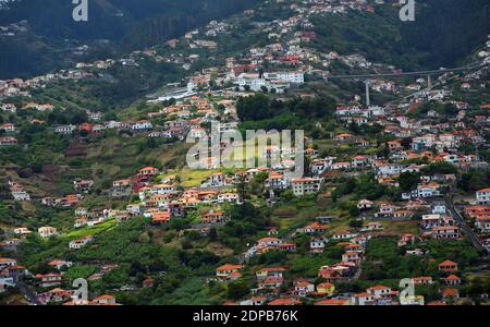 Vista da Picos dos Barcelos di una delle zone residenziali di Funchal Madeira. Portogallo. Foto Stock