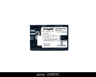 Vista posteriore LP-e6 per Canon EOS 5d Mark II III IV batteria per fotocamera reflex digitale, sfondo bianco Foto Stock