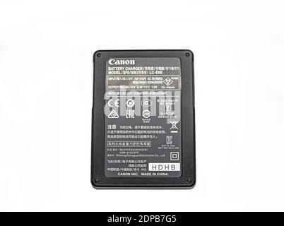 Vista posteriore del caricabatterie Canon EOS 5D Mark iv isolato su sfondi bianchi. Foto Stock