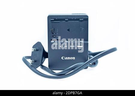 Caricabatterie Canon EOS 5D Mark iv con cavo di ricarica isolato su sfondi bianchi Foto Stock