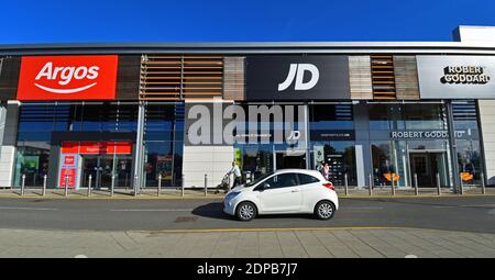 Macchina bianca Ford KA al parco al dettaglio Biggleswade di fronte a JD Sport, Argos e Robert Goddard. Foto Stock