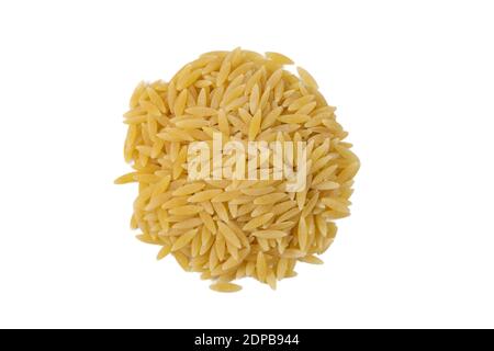 In Grecia chiamato kritharaki. In Italia si chiama Orzo. Mucchio di pasta a forma di riso isolato su sfondo bianco. Tipo di pasta. Ingrediente alimentare. Foto Stock