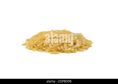 In Grecia chiamato kritharaki. In Italia si chiama Orzo. Mucchio di pasta a forma di riso isolato su sfondo bianco. Tipo di pasta. Ingrediente alimentare. Foto Stock