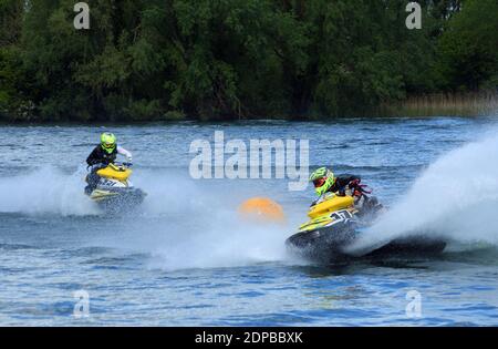 Jet Ski gara concorrente in curva a velocità creando a lotto di spray. Foto Stock