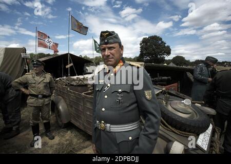 Uomo che indossa uniformi naziste allo spettacolo di ricostruzione della guerra e della pace, Foto Stock