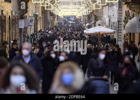 Roma, Italia. 19 dicembre 2020. Shopping natalizio in via condotti a Roma prima delle chiusure imposte dal DPCM. Credito solo per uso editoriale: Agenzia fotografica indipendente/Alamy Live News Foto Stock