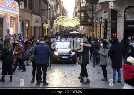 Roma, Italia. 19 dicembre 2020. Shopping natalizio in via condotti a Roma prima delle chiusure imposte dal DPCM. Credito solo per uso editoriale: Agenzia fotografica indipendente/Alamy Live News Foto Stock