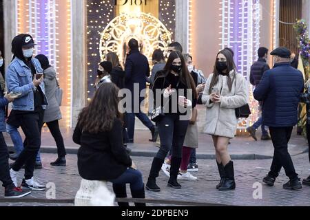 Roma, Italia. 19 dicembre 2020. Shopping natalizio in via condotti a Roma prima delle chiusure imposte dal DPCM. Credito solo per uso editoriale: Agenzia fotografica indipendente/Alamy Live News Foto Stock