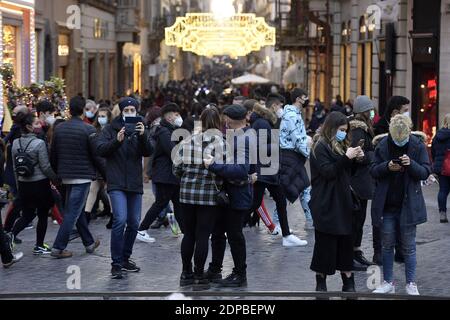 Roma, Italia. 19 dicembre 2020. Shopping natalizio in via condotti a Roma prima delle chiusure imposte dal DPCM. Credito solo per uso editoriale: Agenzia fotografica indipendente/Alamy Live News Foto Stock