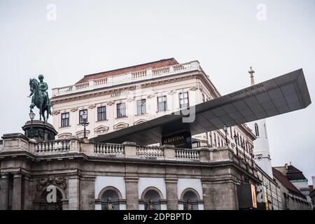 Vienna, Austria - Decembter 19 2020: Albertina al Museo con l'Ala Soravia e la Statua dell'arciduca Albrecht. Foto Stock