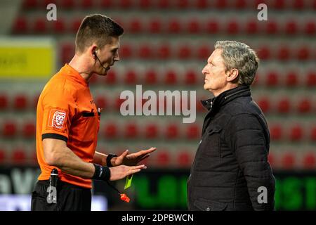 L'arbitro Wesli De Cremer, il capo allenatore dell'Essevee, Francky Dury, ha ritratto durante e una partita di calcio tra SV Zulte Waregem e Sint-Truidense VV, Saturd Foto Stock