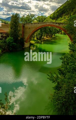 Il ponte di Diocleziano sul fiume Metauro. Fossombrone, Marche, Italia. Foto Stock