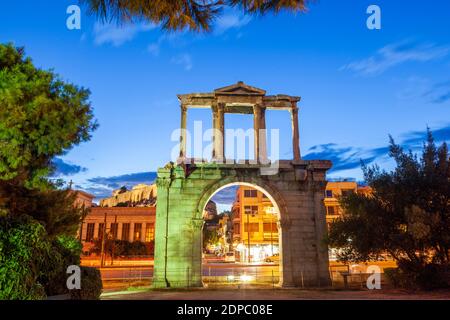 L'Arco di Adriano, comunemente conosciuto in greco come porta di Adriano, una porta monumentale che assomiglia ad un arco trionfale romano. Foto Stock