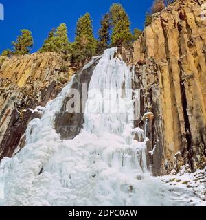 cascate di palisade congelate che si propagano su una scogliera di basalto colonnare nel bacino di hyalite creek vicino a bozeman, montana Foto Stock